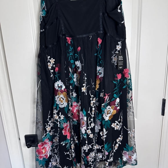 TORRID Midi Embroidered Mesh Dress NWOT - Picture 9 of 9
